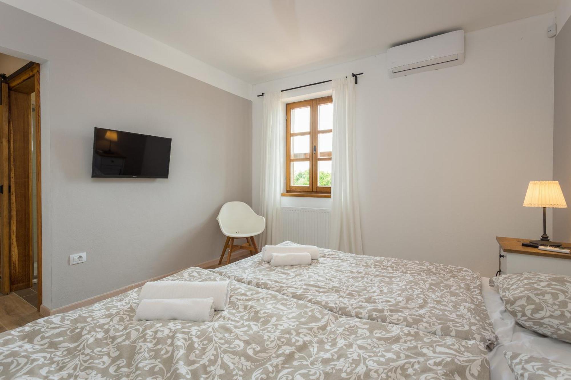 Villa Cirka In Central Istria For 14 Persons With Pool Heating & Pool Table Svetvinčenat Exterior foto